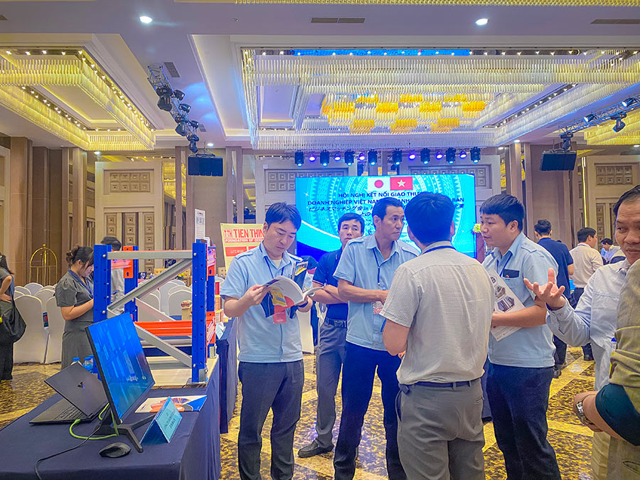 Khách hàng và đối tác Nhật Bản tham quan