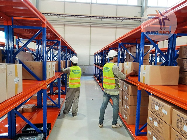 Kệ sắt trung tải 3 tầng lưu trữ hàng hóa trong kho công nghiệp