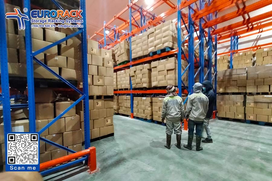 Kỹ thuật viên Eurorack kiểm tra chất lượng kệ kho lạnh có đạt chuẩn