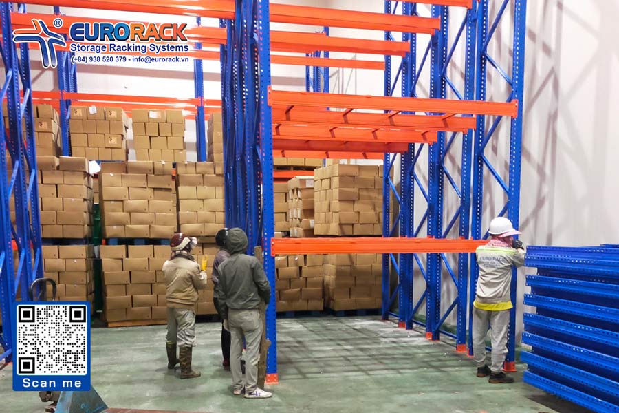 Kỹ thuật Eurorack bắn ốc vít liên kết thanh beam vào chân trụ kệ để hàng kho lạnh tải 500kg/pallet