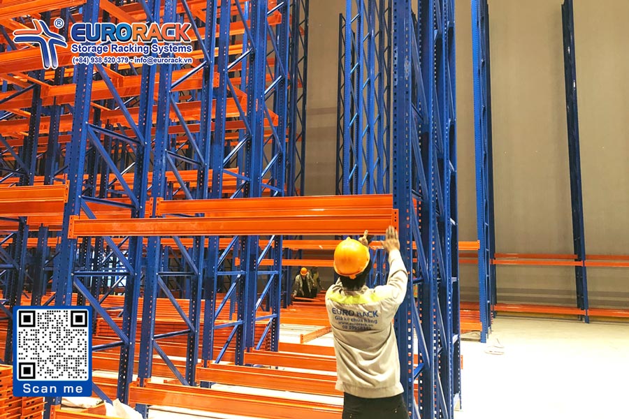 Kỹ thuật Eurorack đang tiến hành lắp thanh beam kệ kho lạnh Long An sức chứa 1000kg/pallet