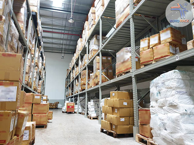 Hàng nhập kho được lưu trữ trên kệ sắt chứa hàng Eurorack