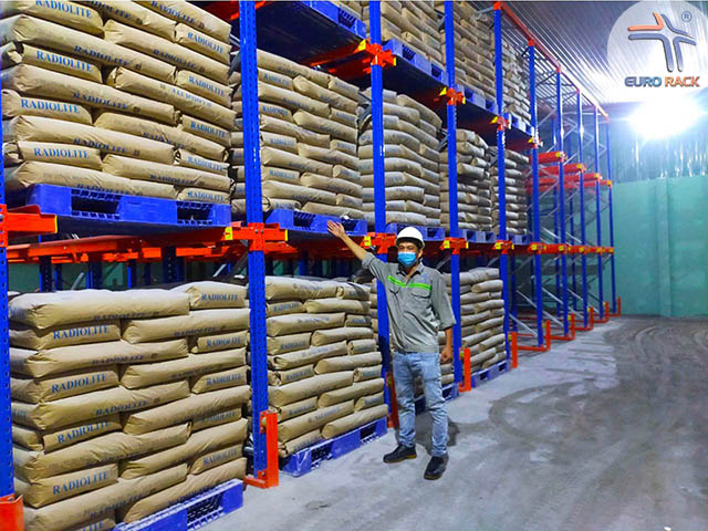 Hàng hóa trên hệ thống giá đỡ luôn sẵn sàng để xuất kho