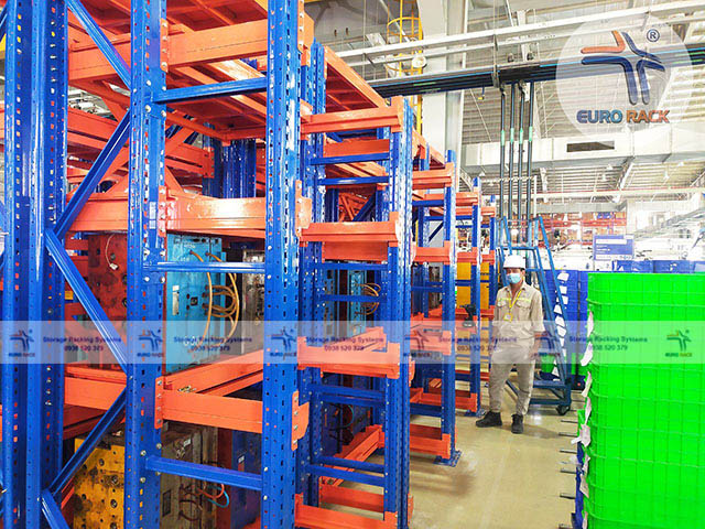 Kệ chứa hàng công nghiệp Eurorack được đột dập chân trụ bằng máy nén thủy lực