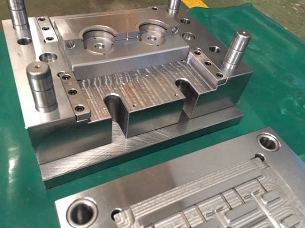 Khuôn đột dập kim loại được làm bằng sắt thép cao cấp có độ cứng vượt trội