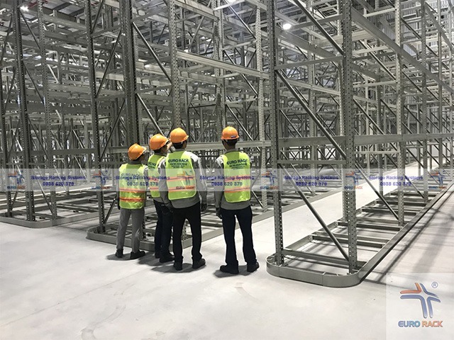 Eurorack thi công hệ thống kệ kho VNA xi mạ kẽm cho khách hàng