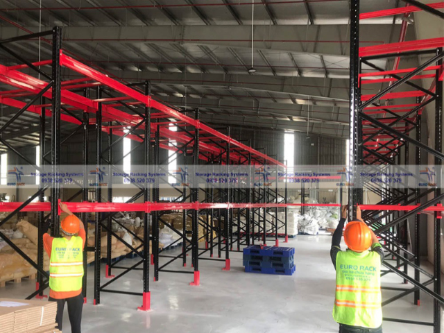 Kệ kho vật tư Selective hỗ trợ lưu trữ hàng an toàn trong kho