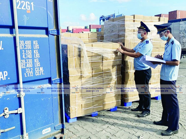 Bộ phận hải quan đang tiến hành kiểm tra hàng hóa nhập khẩu trước khi thông quan