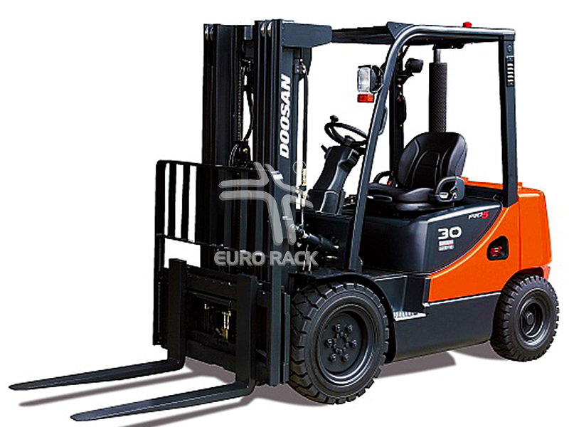 Sử dụng xe nâng trong kho logistics