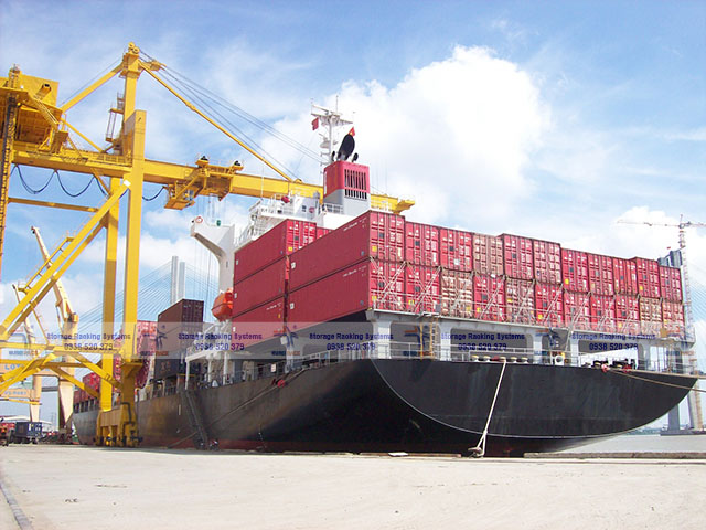 Xếp dỡ container hàng hóa lên tàu tại cảng biển